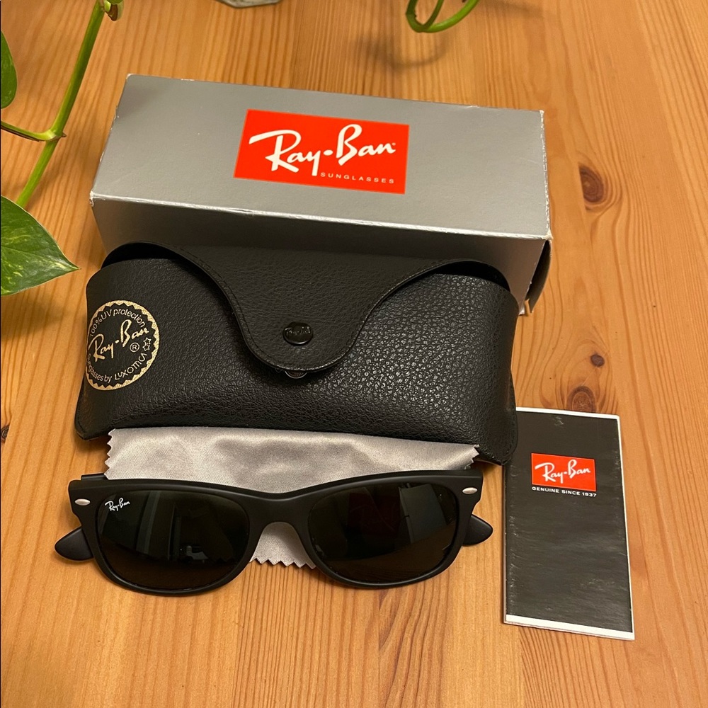 Ray Ban New Wayfarer Matte Black Frames Non-Polarized New with Box/Papers